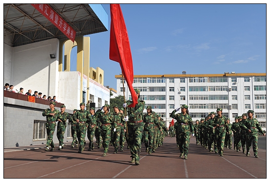 晉中學(xué)院2012級(jí)新生軍訓(xùn)匯演暨開學(xué)典禮在北院體育場隆重舉行
