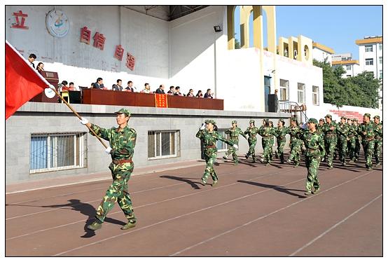晉中學(xué)院2012級(jí)新生軍訓(xùn)匯演暨開學(xué)典禮在北院體育場隆重舉行