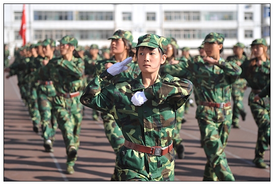 晉中學(xué)院2012級(jí)新生軍訓(xùn)匯演暨開學(xué)典禮在北院體育場隆重舉行