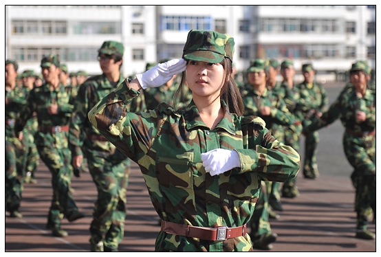 晉中學(xué)院2012級(jí)新生軍訓(xùn)匯演暨開學(xué)典禮在北院體育場隆重舉行