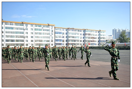 晉中學(xué)院2012級(jí)新生軍訓(xùn)匯演暨開學(xué)典禮在北院體育場隆重舉行
