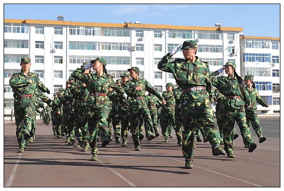 晉中學(xué)院2012級(jí)新生軍訓(xùn)匯演暨開學(xué)典禮在北院體育場隆重舉行