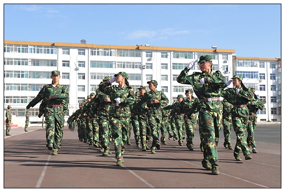晉中學(xué)院2012級(jí)新生軍訓(xùn)匯演暨開學(xué)典禮在北院體育場隆重舉行