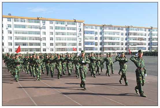晉中學(xué)院2012級(jí)新生軍訓(xùn)匯演暨開學(xué)典禮在北院體育場隆重舉行