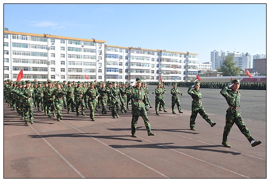 晉中學(xué)院2012級(jí)新生軍訓(xùn)匯演暨開學(xué)典禮在北院體育場隆重舉行