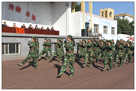 晉中學(xué)院2012級(jí)新生軍訓(xùn)匯演暨開學(xué)典禮在北院體育場隆重舉行