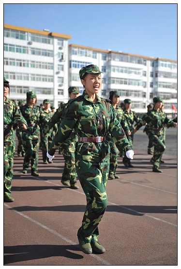 晉中學(xué)院2012級(jí)新生軍訓(xùn)匯演暨開學(xué)典禮在北院體育場隆重舉行