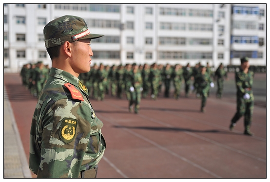 晉中學(xué)院2012級(jí)新生軍訓(xùn)匯演暨開學(xué)典禮在北院體育場隆重舉行