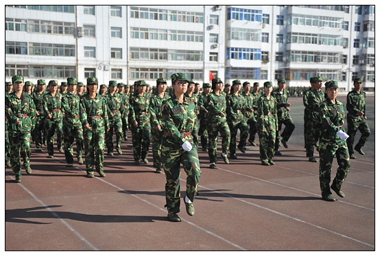 晉中學(xué)院2012級(jí)新生軍訓(xùn)匯演暨開學(xué)典禮在北院體育場隆重舉行