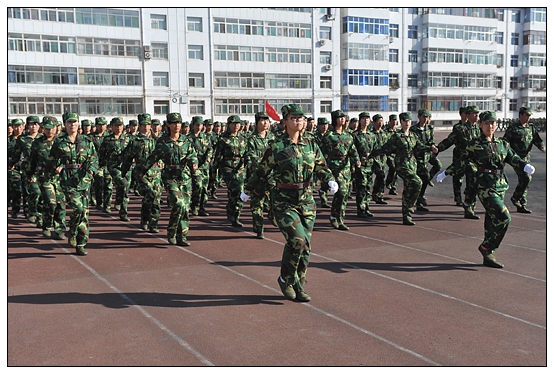 晉中學(xué)院2012級(jí)新生軍訓(xùn)匯演暨開學(xué)典禮在北院體育場隆重舉行
