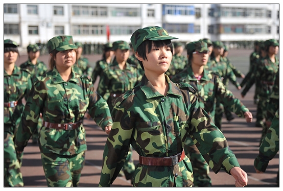 晉中學(xué)院2012級(jí)新生軍訓(xùn)匯演暨開學(xué)典禮在北院體育場隆重舉行