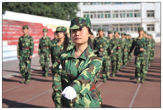 晉中學(xué)院2012級(jí)新生軍訓(xùn)匯演暨開學(xué)典禮在北院體育場隆重舉行