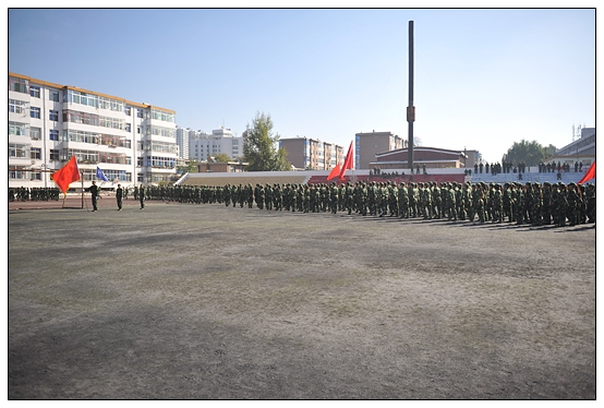 晉中學(xué)院2012級(jí)新生軍訓(xùn)匯演暨開學(xué)典禮在北院體育場隆重舉行