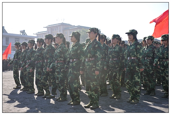 晉中學(xué)院2012級(jí)新生軍訓(xùn)匯演暨開學(xué)典禮在北院體育場隆重舉行