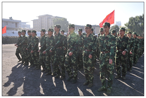 晉中學(xué)院2012級(jí)新生軍訓(xùn)匯演暨開學(xué)典禮在北院體育場隆重舉行