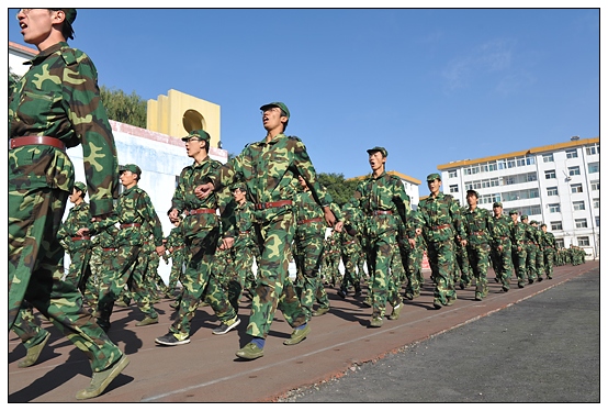晉中學(xué)院2012級(jí)新生軍訓(xùn)匯演暨開學(xué)典禮在北院體育場隆重舉行