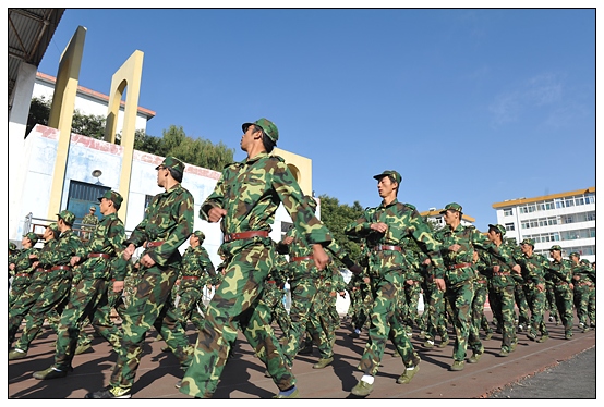 晉中學(xué)院2012級(jí)新生軍訓(xùn)匯演暨開學(xué)典禮在北院體育場隆重舉行