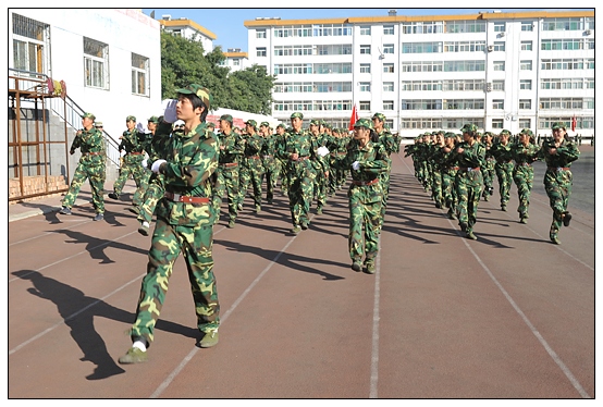 晉中學(xué)院2012級(jí)新生軍訓(xùn)匯演暨開學(xué)典禮在北院體育場隆重舉行