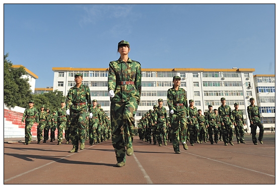 晉中學(xué)院2012級(jí)新生軍訓(xùn)匯演暨開學(xué)典禮在北院體育場隆重舉行