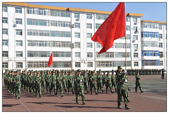 晉中學(xué)院2012級(jí)新生軍訓(xùn)匯演暨開學(xué)典禮在北院體育場隆重舉行