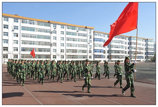 晉中學(xué)院2012級(jí)新生軍訓(xùn)匯演暨開學(xué)典禮在北院體育場隆重舉行
