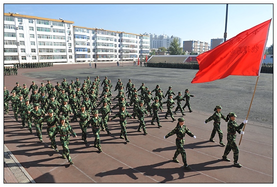 晉中學(xué)院2012級(jí)新生軍訓(xùn)匯演暨開學(xué)典禮在北院體育場隆重舉行