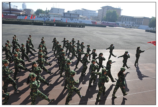 晉中學(xué)院2012級(jí)新生軍訓(xùn)匯演暨開學(xué)典禮在北院體育場隆重舉行