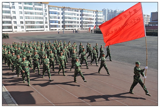晉中學(xué)院2012級(jí)新生軍訓(xùn)匯演暨開學(xué)典禮在北院體育場隆重舉行