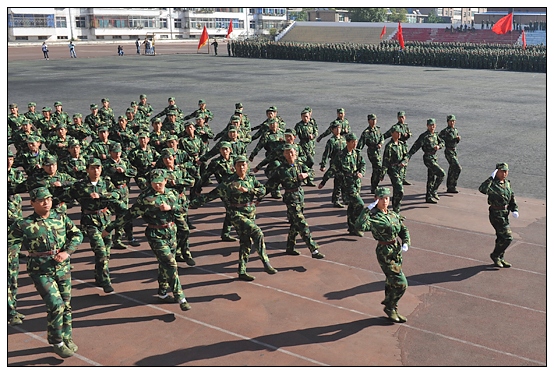 晉中學(xué)院2012級(jí)新生軍訓(xùn)匯演暨開學(xué)典禮在北院體育場隆重舉行