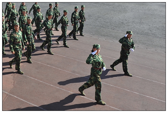 晉中學(xué)院2012級(jí)新生軍訓(xùn)匯演暨開學(xué)典禮在北院體育場隆重舉行