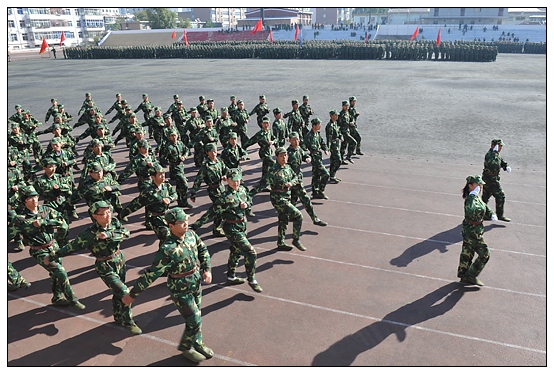 晉中學(xué)院2012級(jí)新生軍訓(xùn)匯演暨開學(xué)典禮在北院體育場隆重舉行