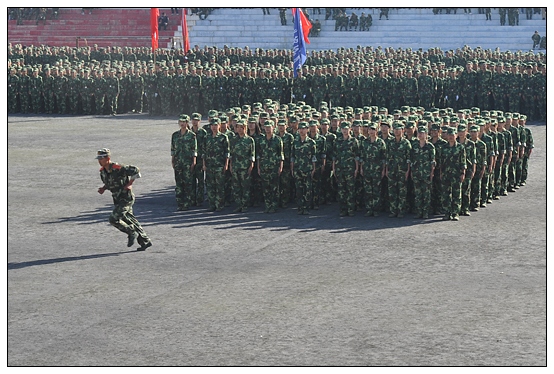 晉中學(xué)院2012級(jí)新生軍訓(xùn)匯演暨開學(xué)典禮在北院體育場隆重舉行