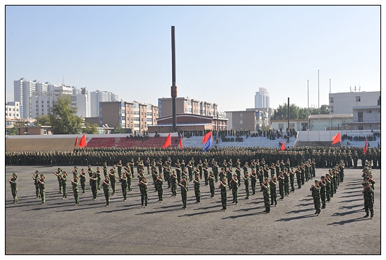 晉中學(xué)院2012級(jí)新生軍訓(xùn)匯演暨開學(xué)典禮在北院體育場隆重舉行