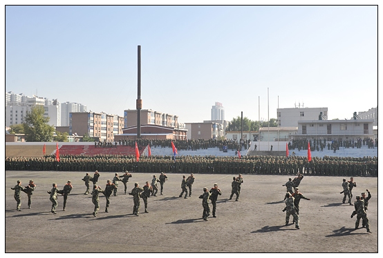 晉中學(xué)院2012級(jí)新生軍訓(xùn)匯演暨開學(xué)典禮在北院體育場隆重舉行