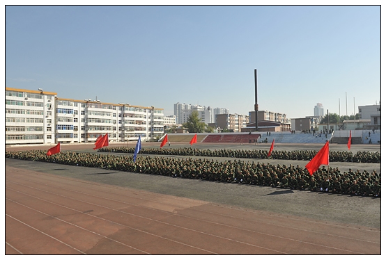 晉中學(xué)院2012級(jí)新生軍訓(xùn)匯演暨開學(xué)典禮在北院體育場隆重舉行