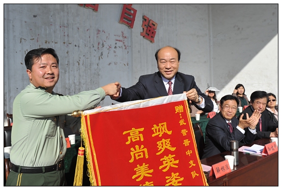 晉中學(xué)院2012級(jí)新生軍訓(xùn)匯演暨開學(xué)典禮在北院體育場隆重舉行