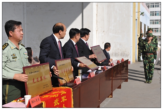 晉中學(xué)院2012級(jí)新生軍訓(xùn)匯演暨開學(xué)典禮在北院體育場隆重舉行