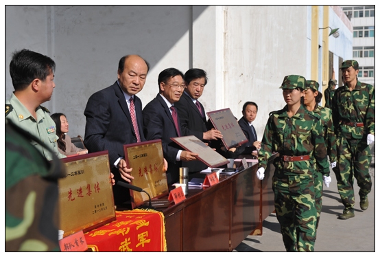 晉中學(xué)院2012級(jí)新生軍訓(xùn)匯演暨開學(xué)典禮在北院體育場隆重舉行