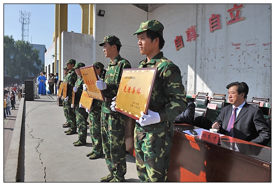 晉中學(xué)院2012級(jí)新生軍訓(xùn)匯演暨開學(xué)典禮在北院體育場隆重舉行