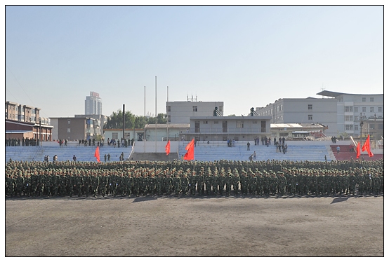 晉中學(xué)院2012級(jí)新生軍訓(xùn)匯演暨開學(xué)典禮在北院體育場隆重舉行