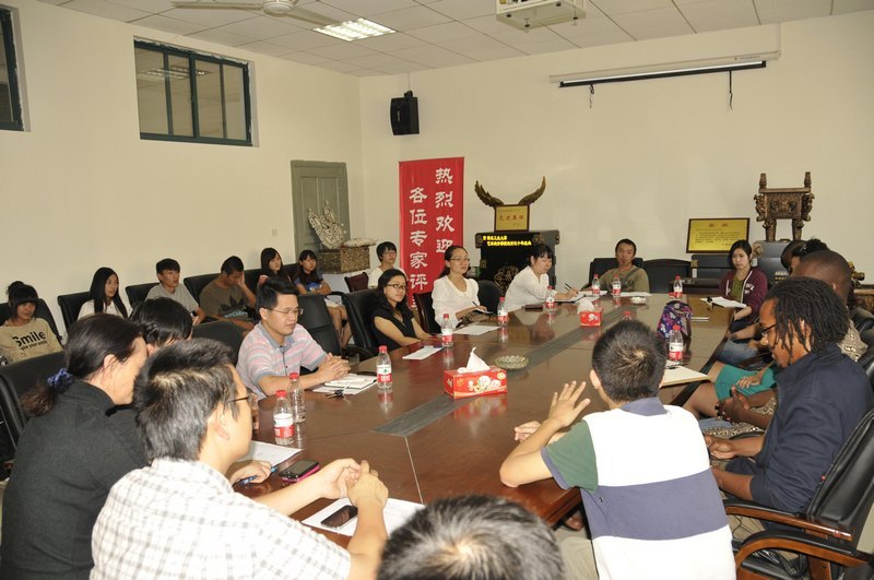 劉德富校長(zhǎng)為羅馬尼亞短期留學(xué)生頒發(fā)結(jié)業(yè)證書(shū)