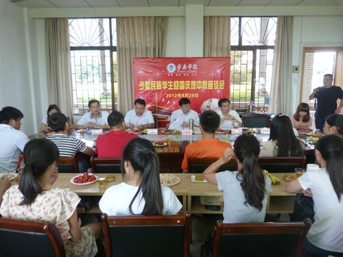 葉崢嶸代表學校向少數民族學生送上節日祝福