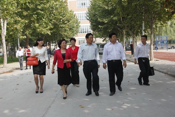 市人大常委會副主任、市總工會主席李元法一行到鄭州職業(yè)技術(shù)學(xué)院視察