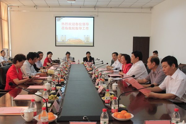市人大常委會副主任、市總工會主席李元法一行到鄭州職業(yè)技術(shù)學(xué)院視察
