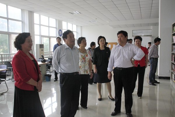 市人大常委會副主任、市總工會主席李元法一行到鄭州職業(yè)技術(shù)學(xué)院視察