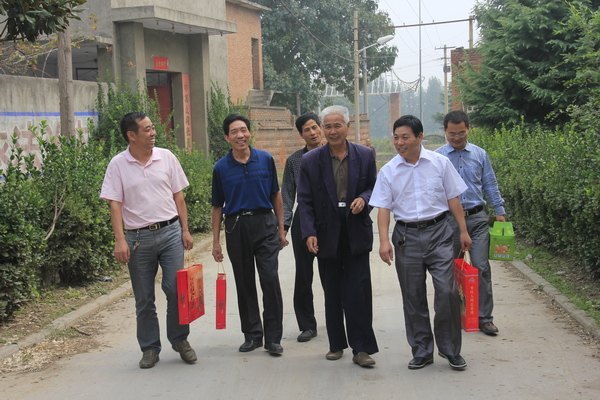 中秋國慶前夕 馬振華主席帶隊看望慰問退休教職工