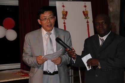 渤海大學(xué)布隆迪孔子學(xué)院舉辦中秋晚會中布來賓共度中秋月圓之夜