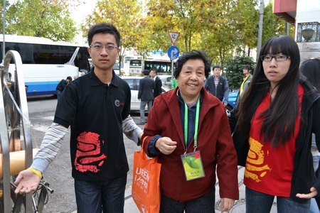 校慶專題:園林學院志愿者熱情接待校友