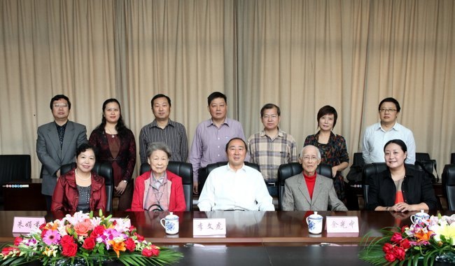 攜“鄉愁”回“母鄉” 談“美感”述“經驗”——著名文化學者余光中再次受聘常州工學院客座教授親為學子授課