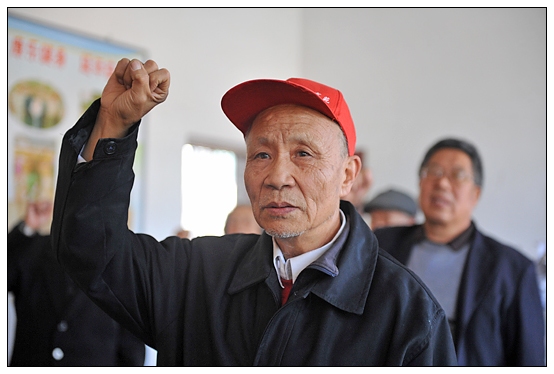 年近80歲的晉中學院離休干部聶榮華在十八大前光榮入黨